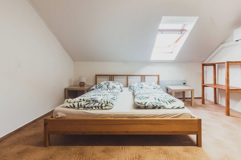 Manželská postel v apartmánech