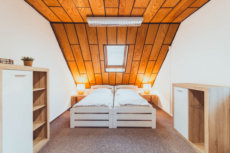 Manželská postel, ubytování U Ztraceného potoka