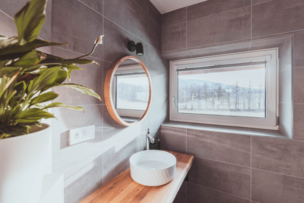 Koupelna s dřevěným dekorem v penzionu U Ztraceného potoka