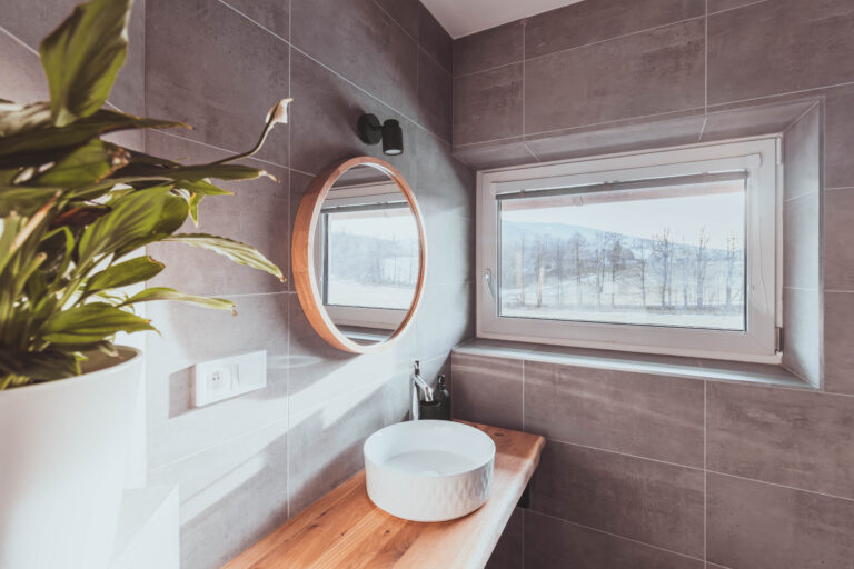 Koupelna s dřevěným dekorem v penzionu U Ztraceného potoka