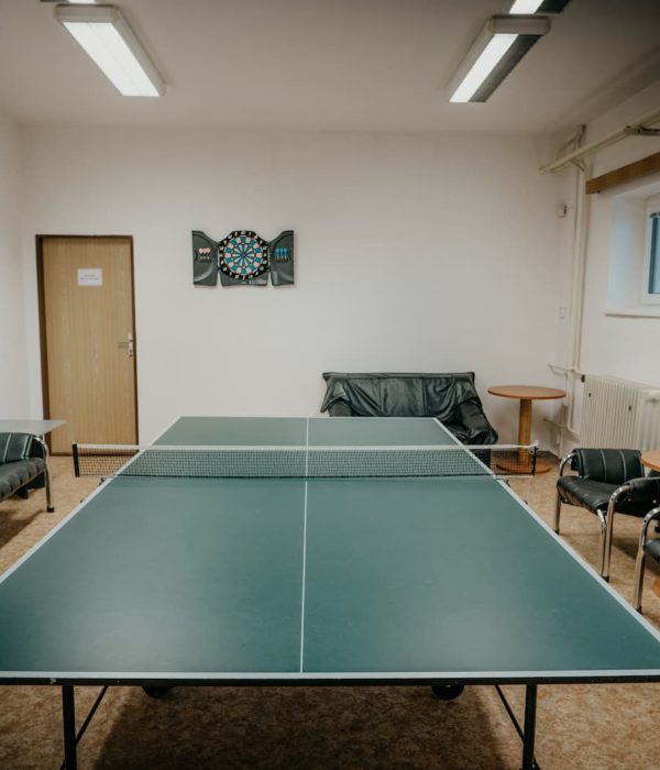 Společenská místnost s pingpongem