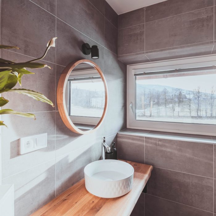 Koupelna s dřevěným dekorem v penzionu U Ztraceného potoka