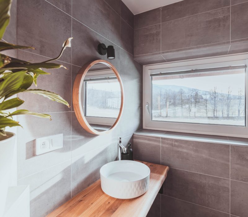 Koupelna s dřevěným dekorem v penzionu U Ztraceného potoka