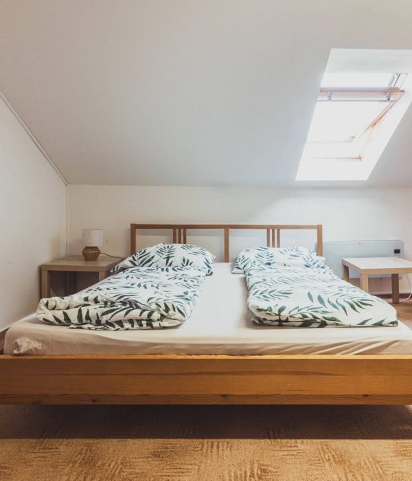 Manželská postel v apartmánech