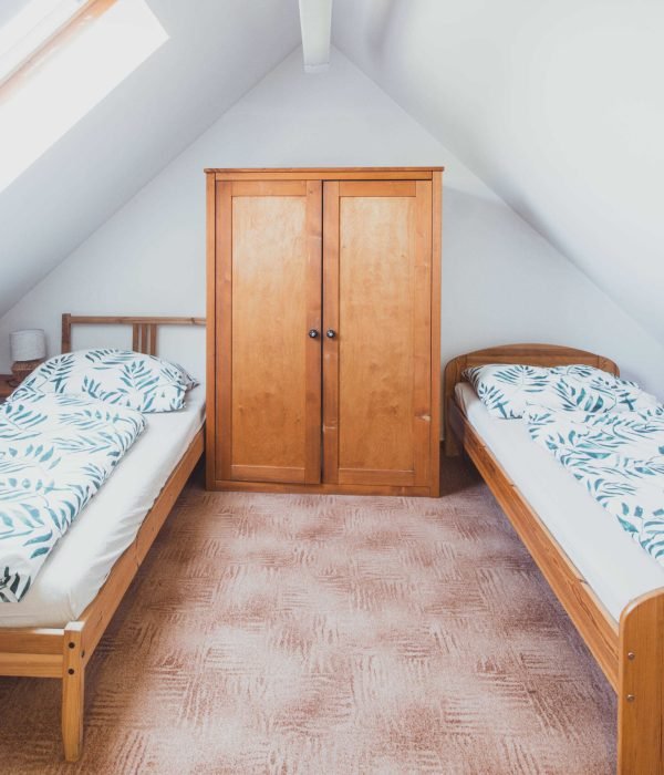 Oddělené postele v jednom z pokojů v apartmánech